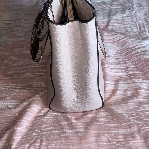 TORY BURCH EVERLY TOTE BAG. Pebbled leather. Color; Shell pink/652 - Picture 4 of 8